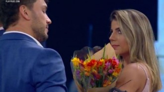 Hariany ganha buquê de flores de Lucas