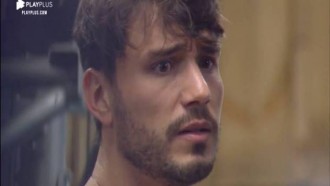 Em meio a confusão, Lucas Viana é flagrado bagunçando cama de Andréa Nóbrega