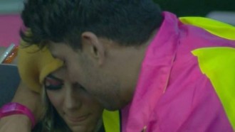 Lucas Viana tenta beijo forçado em Hariany e é surpreendido com atitude da ex