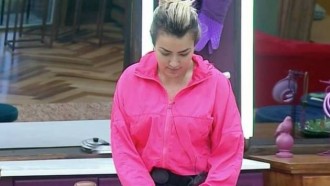 A Fazenda: Thayse reclama de Lucas após ele jogar comida fora