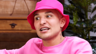 A Fazenda 2021: MC Gui tira sarro dos peões ao achar camisinha na baia