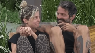 Novo casal? Finalistas de A Fazenda 14 se beijam e tomam banho juntos..