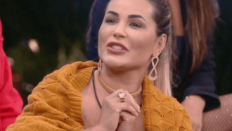A Fazenda 2022: Deolane debocha de Kerline e cita Chaves ao vivo