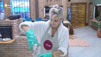 Andréa Nóbrega lava louça, enquanto peões dormem