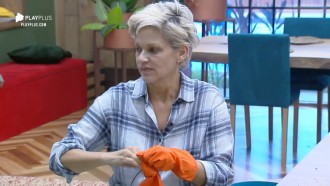 Andréa Nóbrega reclama da sujeira: 'Nem tiram a mesa'