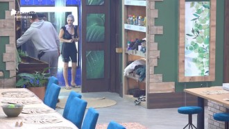 Andrea Nóbrega toma banho gelado e culpa Lucas Viana por punição