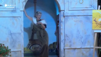 Andréa se solta em desfile durante festa com tema parisiense