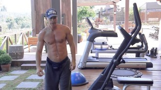 Aos 50 anos, Túlio Maravilha exibe músculos em treino na academia