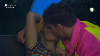 Após beber bastante, Hari cede e acaba beijando Lucas