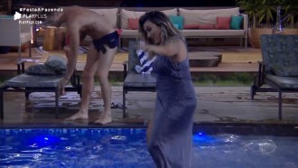 Após festa, Thayse Teixeira pula na piscina da sede de roupa
