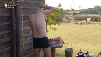 Após punição coletiva, Netto e Viny improvisam banho de canequinha