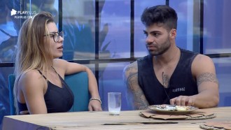 Aricia diz para Netto que é um sofrimento assumir namoro com ela