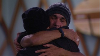 Ayrton e Kaysar se abraçam no gramado