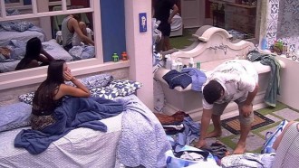 BBB20 - Babu recolhe roupas do chão e Ivy pergunta: “O que aconteceu?”