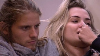 BBB20 - Daniel ‘broxa’ debaixo do edredom com Marcela e vira alvo de piada