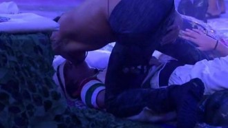 BBB20 - Felipe Prior surpreende e tasca selinho em Pyong Lee durante festa