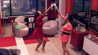 BBB20 - Gizelly e Ivy brindam no quarto do líder “Tiramos o homem”