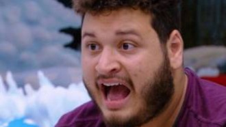 BBB20 - Victor acaricia Guilherme e diz: “pode mexer pra lá e pra cá”