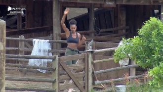 Bem-humorada, Sabrina Paiva canta sertanejo para limpar curral