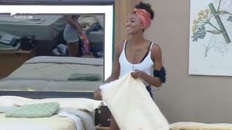 Bem-humoradas, peoas cantam axé enquanto arrumam o quarto