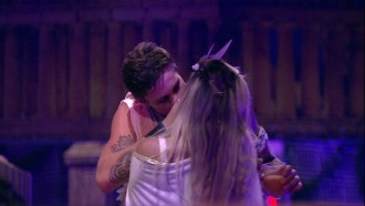 Breno e Jaqueline se beijam na Festa Deuses Gregos