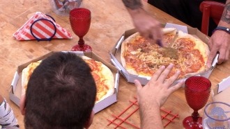 Brothers comemoram pizza e se reúnem na cozinha
