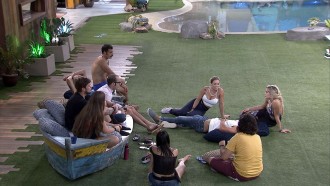 Brothers fazem brincadeira no jardim do BBB