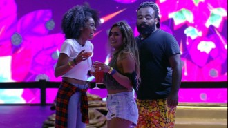 Carolina observa Alan e brinca: 'Vou dar um beijo'