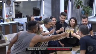 Casais preparam bolo e cantam parabéns para Anderson