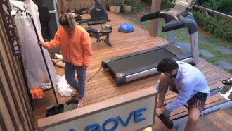 Com sono, Hari e Diego se preparam para as tarefas