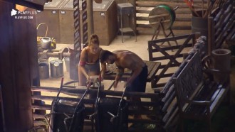 Confinado na baia, Netto 'leva baile' para acender fogão a lenha