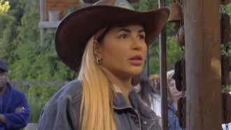 Deolane Bezerra deixa A Fazenda 14, após irmãs manifestarem na portaria do reality