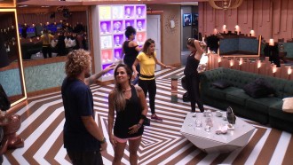 Depois de formação de Paredão, Carolina abraça Alan e diz: 'Nada mal'