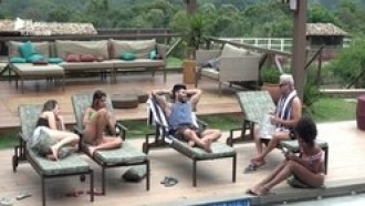 Dia de sol: peões cantam e relaxam à beira da piscina&nbsp;