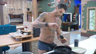 Diego Grossi acorda tarde e faz sanduíche de ovo, presunto e queijo