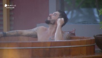 Diego Grossi aproveita chuva para tomar banho de ofurô