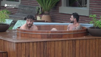 Diego Grossi e Lucas Viana se divertem no ofurô durante chuva