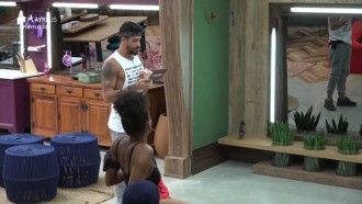 Diego Grossi lê instruções de atividade especial deste sábado