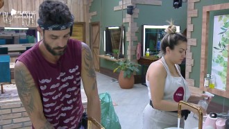 Diego Grossi, Thayse Teixeira e Netto dão duro na limpeza da louça