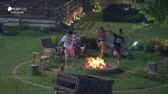 Durante a madrugada, peões brincam de pular fogueira