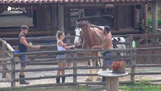Em dia de sol, peões dão banho de esguicho no cavalo Lyon