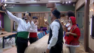 Em noite de festa portuguesa, peões brindam com vinho branco