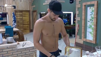 Enquanto peões dormem, Guilherme dá uma geral na cozinha