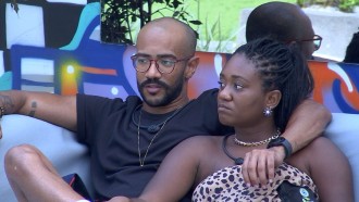 Abraçados, Sarah Aline e Ricardo conversam sobre jogo