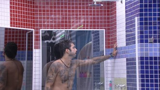 Água acaba no meio do banho de Pedro Scooby: 'Ih! Sem água, mano!'