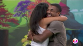 Alane e Davi se abraçam e comemoram a permanência no BBB 24