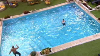 Alane e Marcus Vinicius pulam na piscina após Paredão