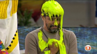 Alberto Cowboy erra palpite no Sincerão e leva banho geleca