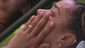 Aline chora no BBB 25 e é consolada por Vitória Strada