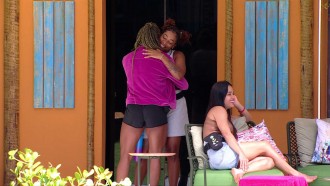 Aline e Thamiris dançam abraçadas no BBB 25